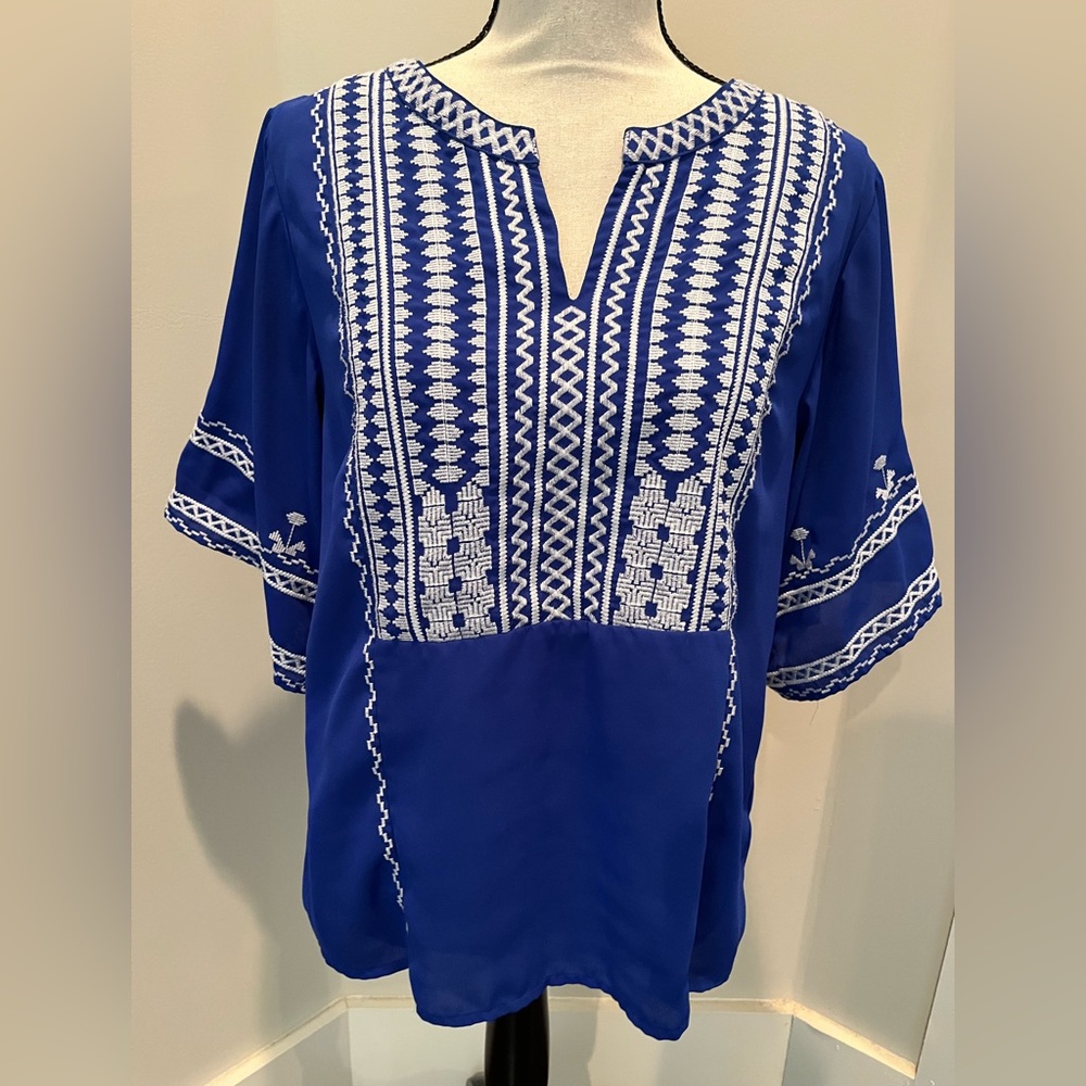 Skies Are Blue Flowy Embroidered Blouse Size Small